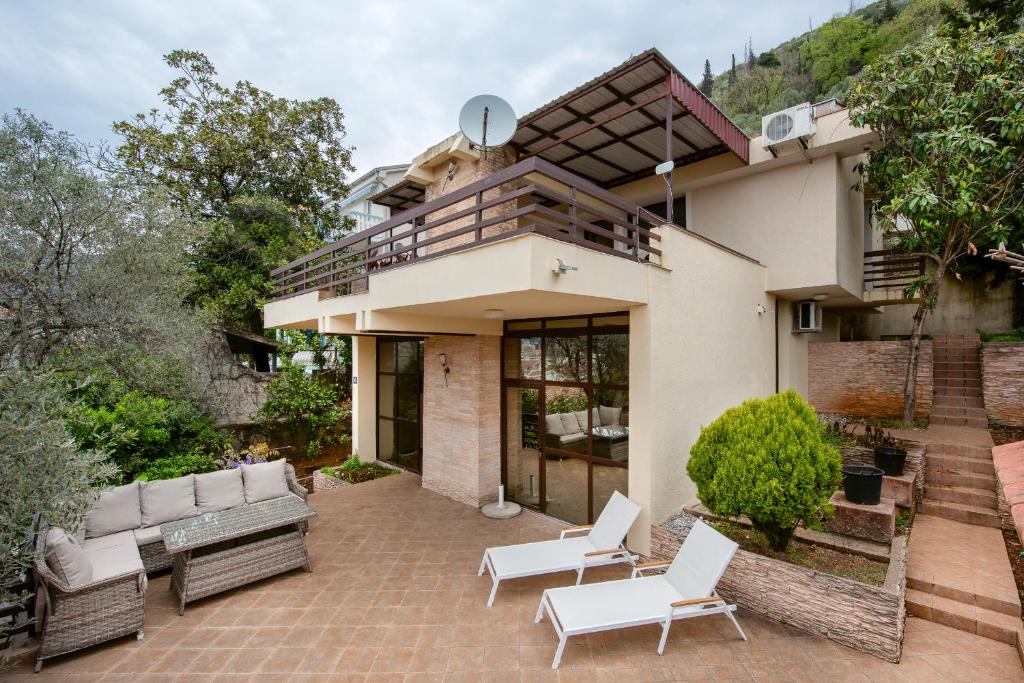 House with Garden and Sea Views in a Quiet Part of Budva