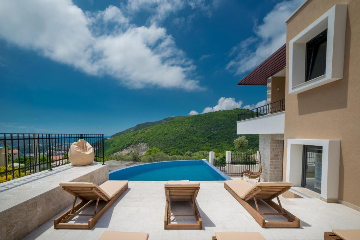New Villa with Pool and Sea Views, Bečići, Budva