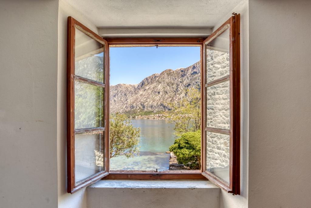 Old Stone House with Courtyard, 30 m from the Sea, Prčanj, Kotor