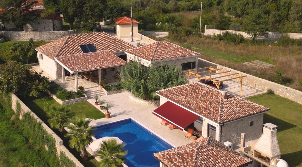 2,660 m² Estate with Stone Villa, Guest House and Pool House, Radanovići, Kotor