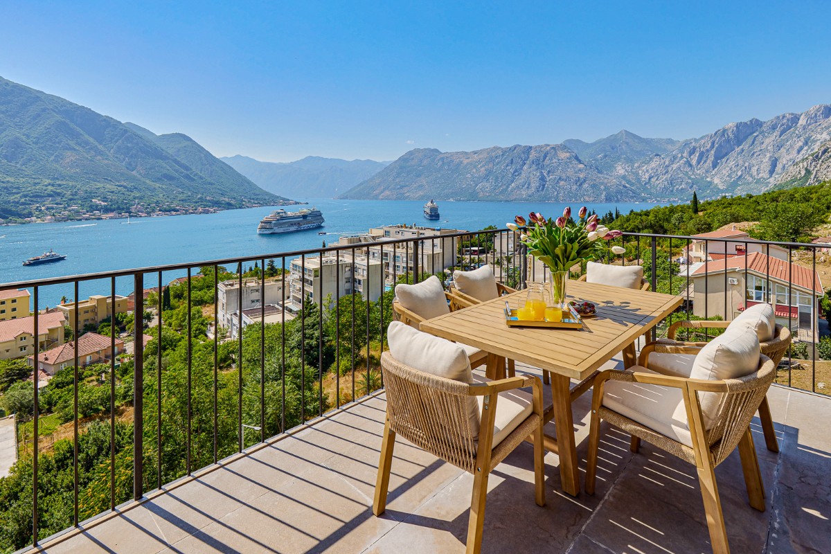Luxury Three-Bedroom Apartment with Panoramic Views of the Bay of Kotor, Dobrota, Kotor