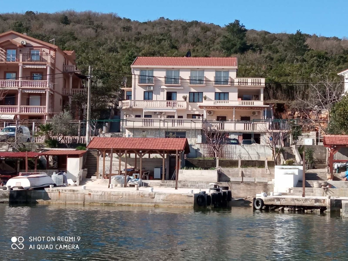 Apartment-Style House 20 m from the Sea with a Pontoon, Obala Đuraševića, Tivat