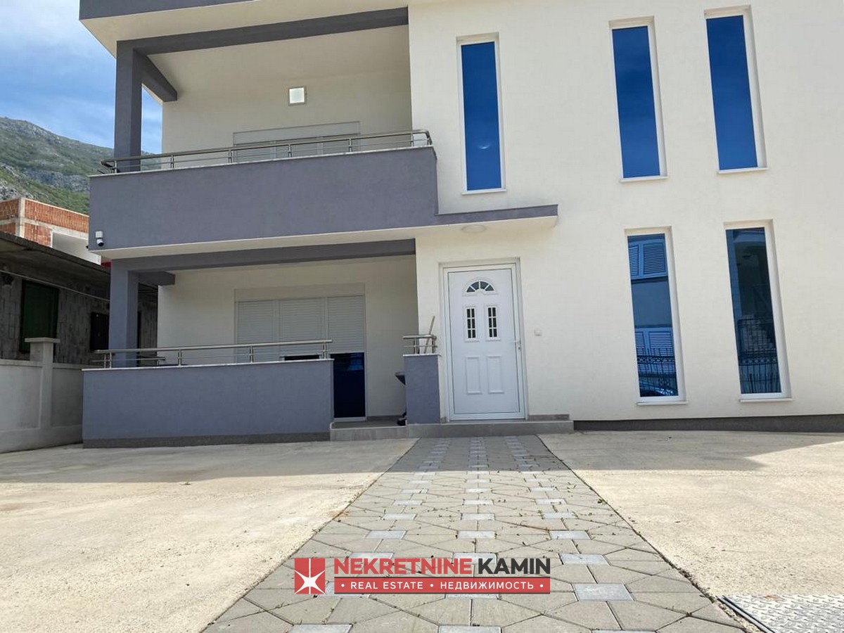 New Multi-Level House with a Large Yard, Sutomore