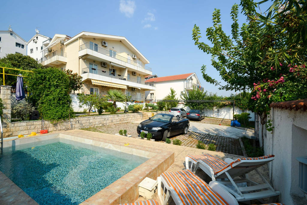 Two-Bedroom Apartment in a Complex with Shared Pool and Parking, Đenovići, Herceg Novi