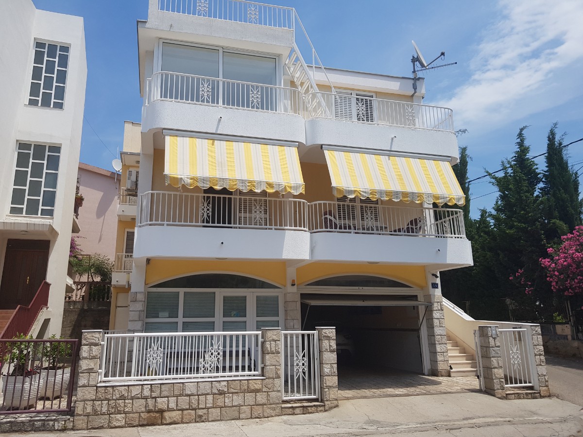 Renovated Multi-Storey House 400 m from the Sea, Šušanj