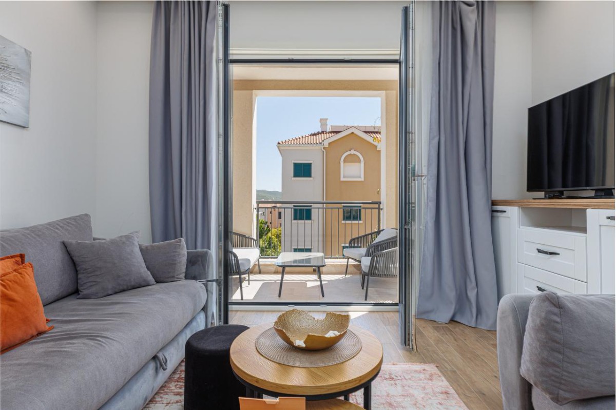 Fully Furnished One-Bedroom Apartment with Private Courtyard, Centrale, Luštica Bay