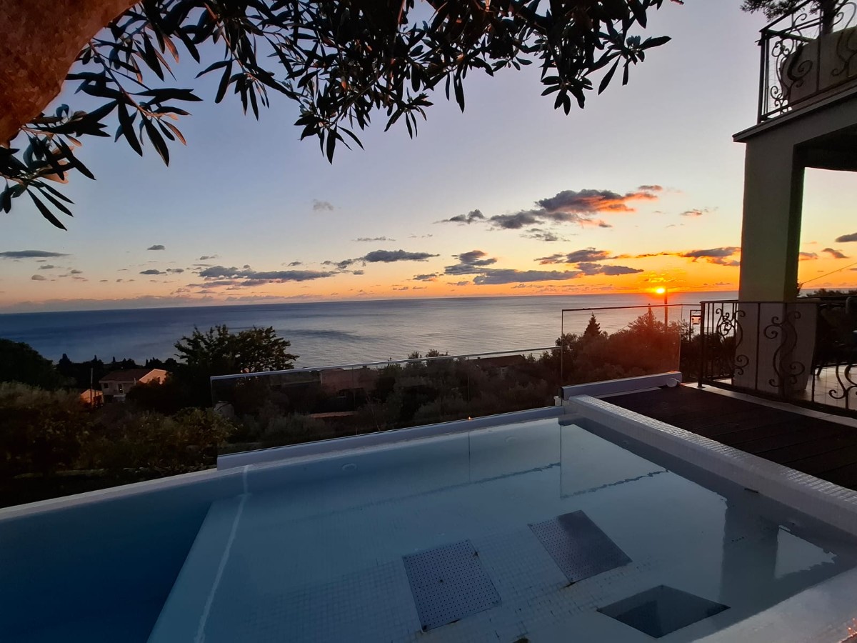 Renovated Stone House with Salt-Water Infinity Pool and Sea View, Reževići, Budva