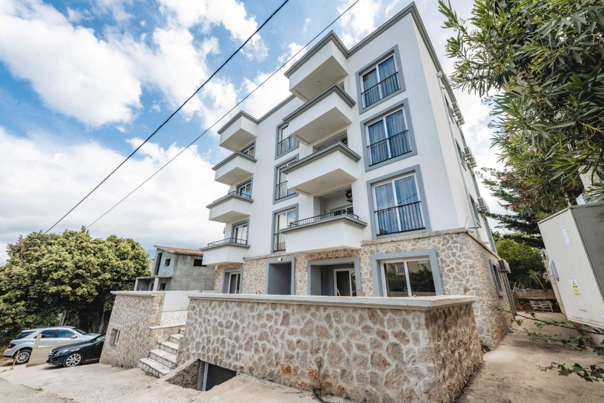 Nova stambeno-turistička zgrada sa 12 apartmana, 400 m od mora, Kunje, Bar