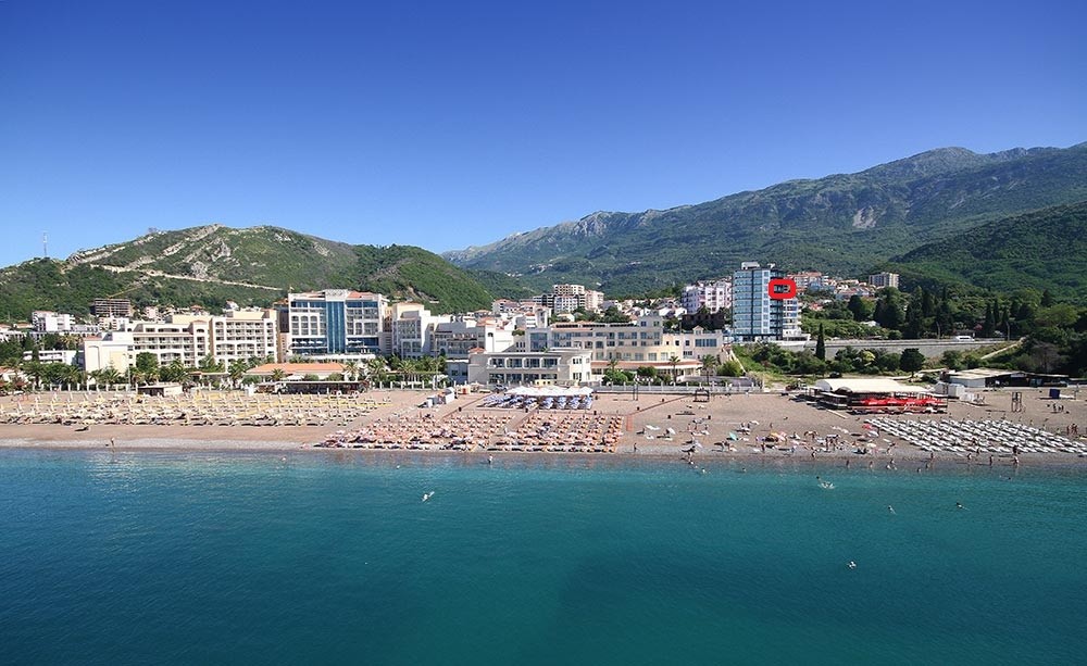 Two-Bedroom Apartment with Parking and Open Sea View, 150 m from the Sea, Bečići, Budva