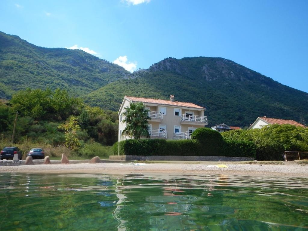 Seafront House with a Lovely Plot and Investment Potential, Prčanj