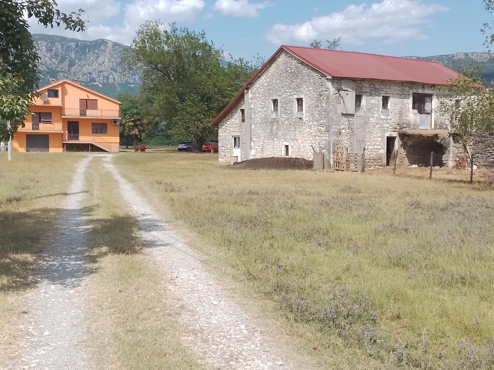 Prostrano imanje sa uknjiženim objektima, 10 km od Podgorice, Danilovgrad