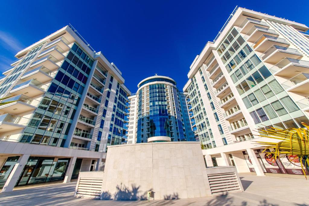 38 m² Commercial Space for Long-Term Lease in the Main Tower, Tre Canne, Budva