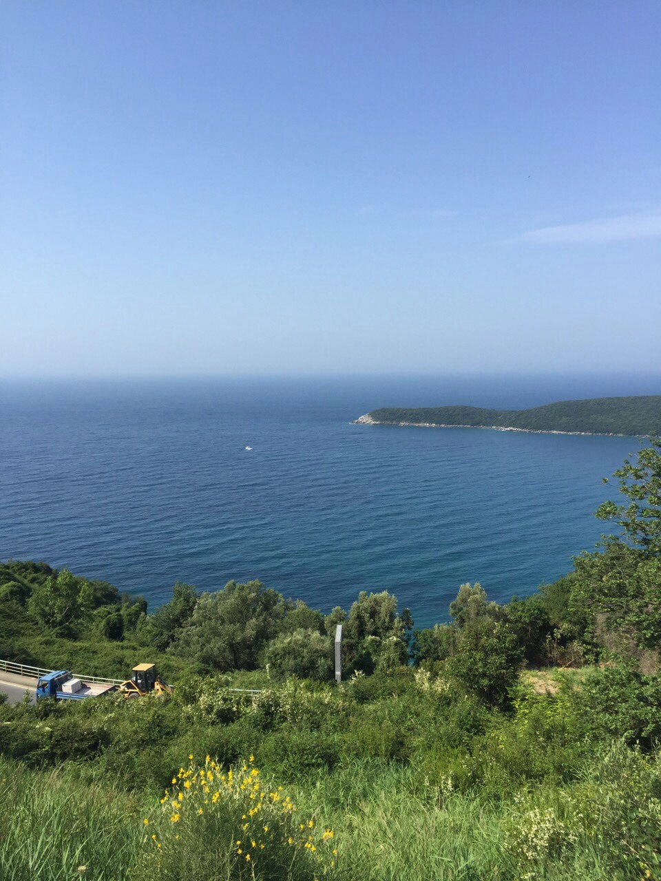 Urbanizovan plac od 955 m² iznad plaže Jaz, Budva