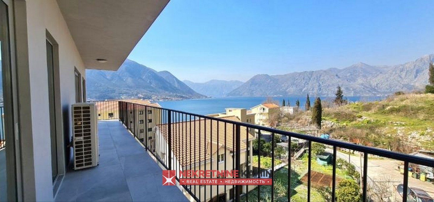 Spacious Three-Bedroom Apartment of 109 m² with a View of Perast, Dobrota, Kotor