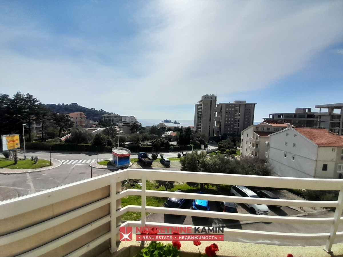 Furnished Apartment Building with Capacity for 40 People, 300 m from the Sea, Petrovac