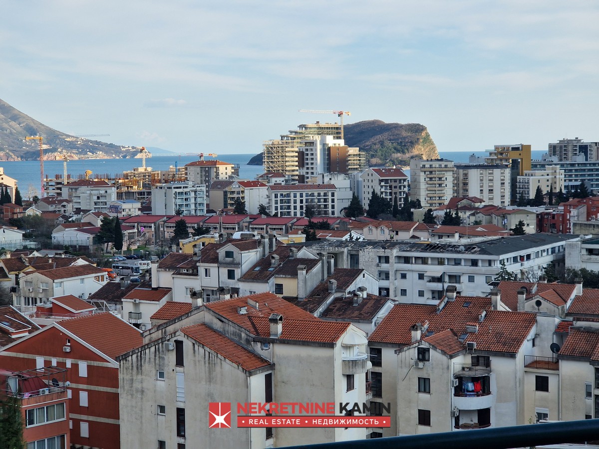 Spacious Three-Bedroom Top-Floor Apartment with Sea View, Dubovica, Budva