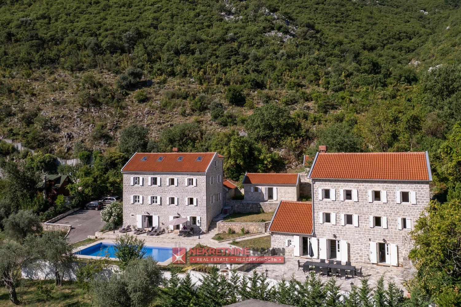 Palata Jerovica – Authentic Estate with Five Buildings and a Pool, Prčanj, Bay of Kotor