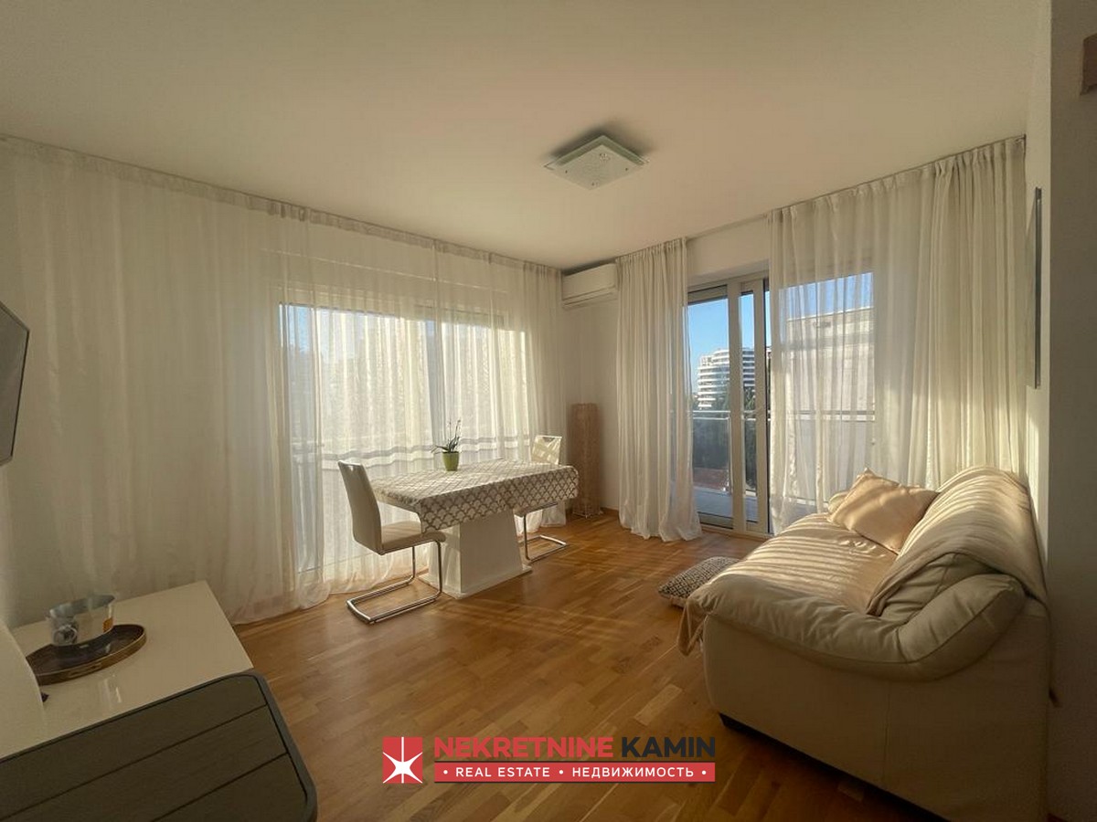 One-Bedroom Apartment of 60 m² in a Building with Lift, City Centre, Budva