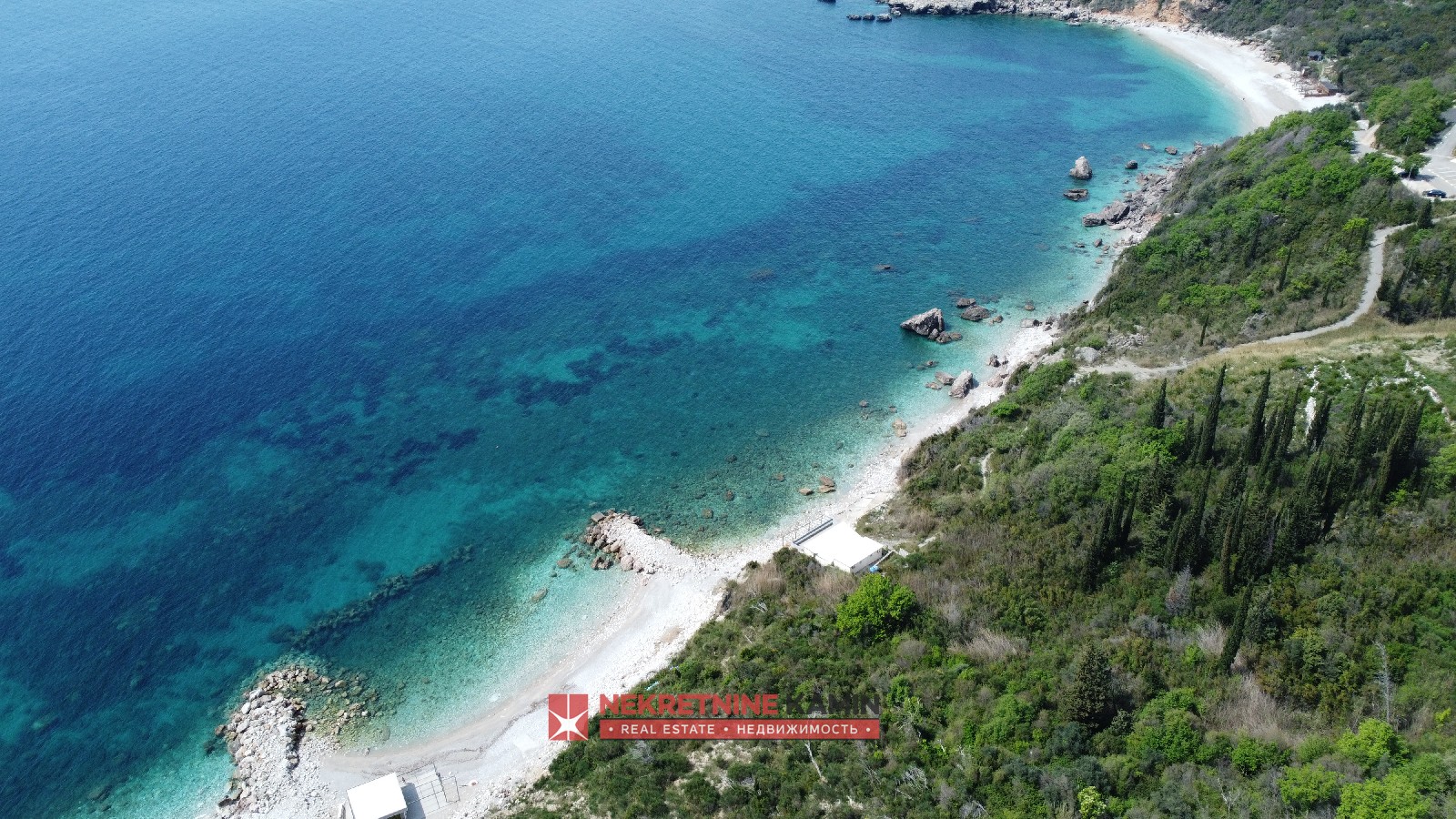 Plac na prvoj liniji uz more sa izlazom na plažu, Drobni pijesak, Reževići, Budva