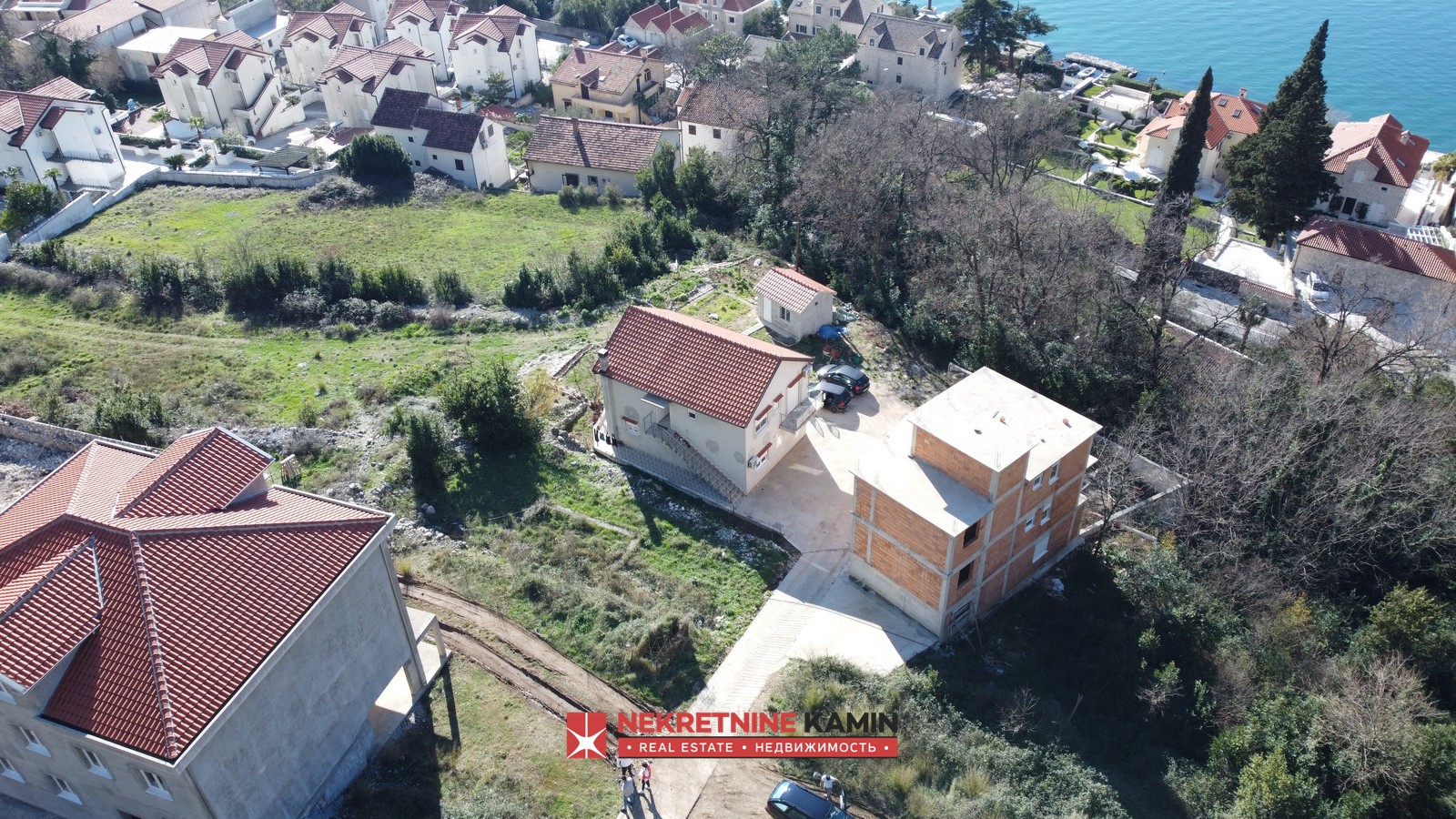 Urbanizovan plac sa čistim papirima, 200 m od mora, Ljuta, Kotor