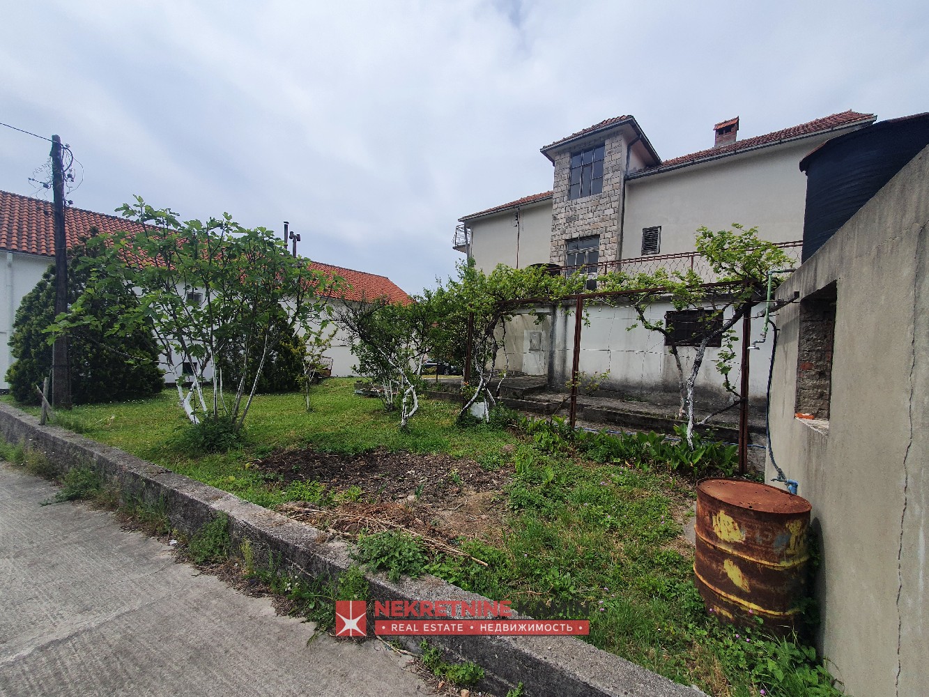 House with 6 Apartments on a 771 m² Plot, Dumidran, Tivat