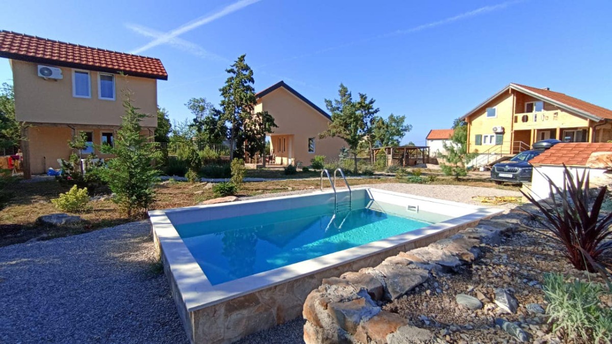 Three Houses with a Pool on a Spacious 1948 m² Plot, Zagora, Kotor