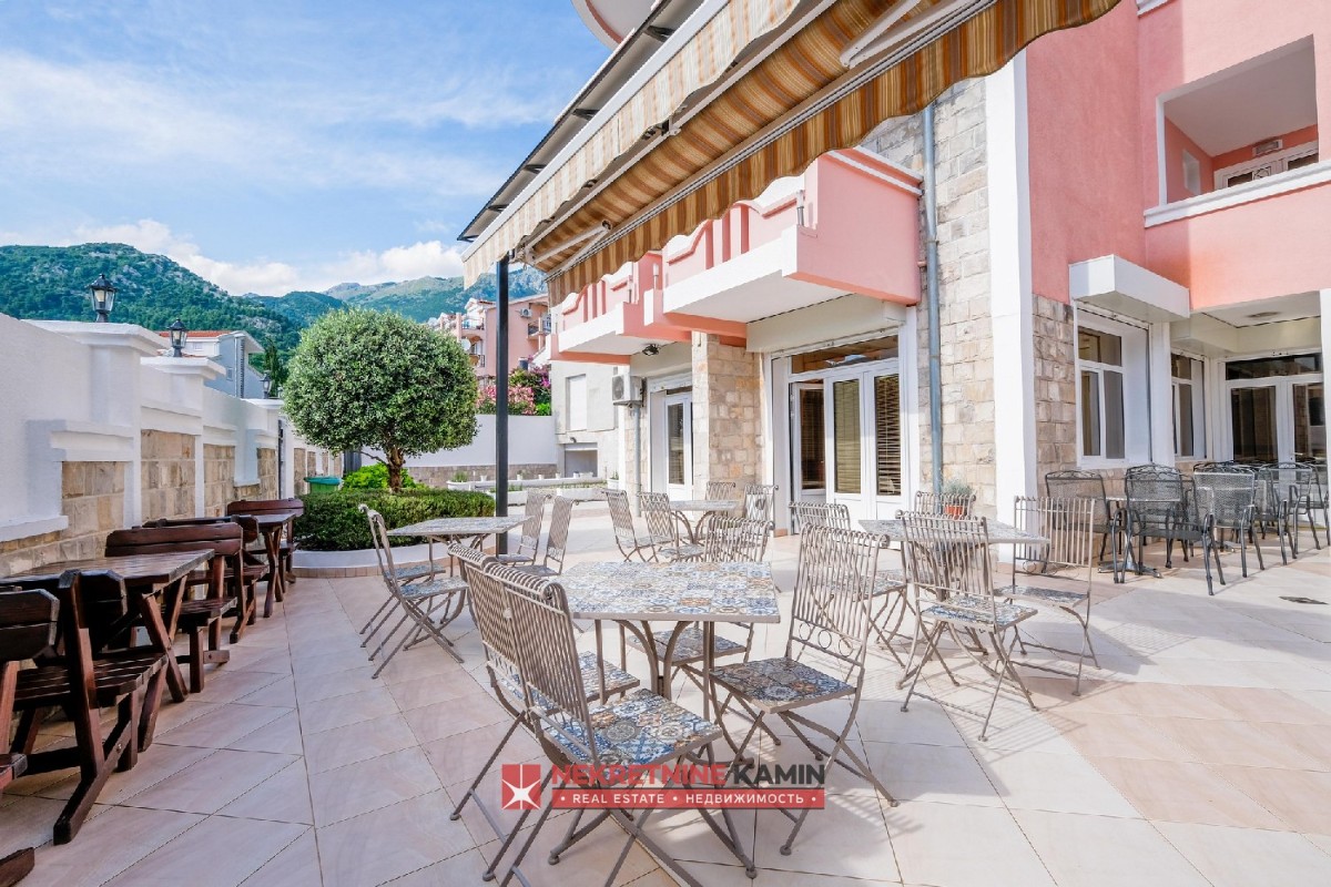Hotel Complex of 3 Buildings with 33 Rooms, Podkošljun, Budva