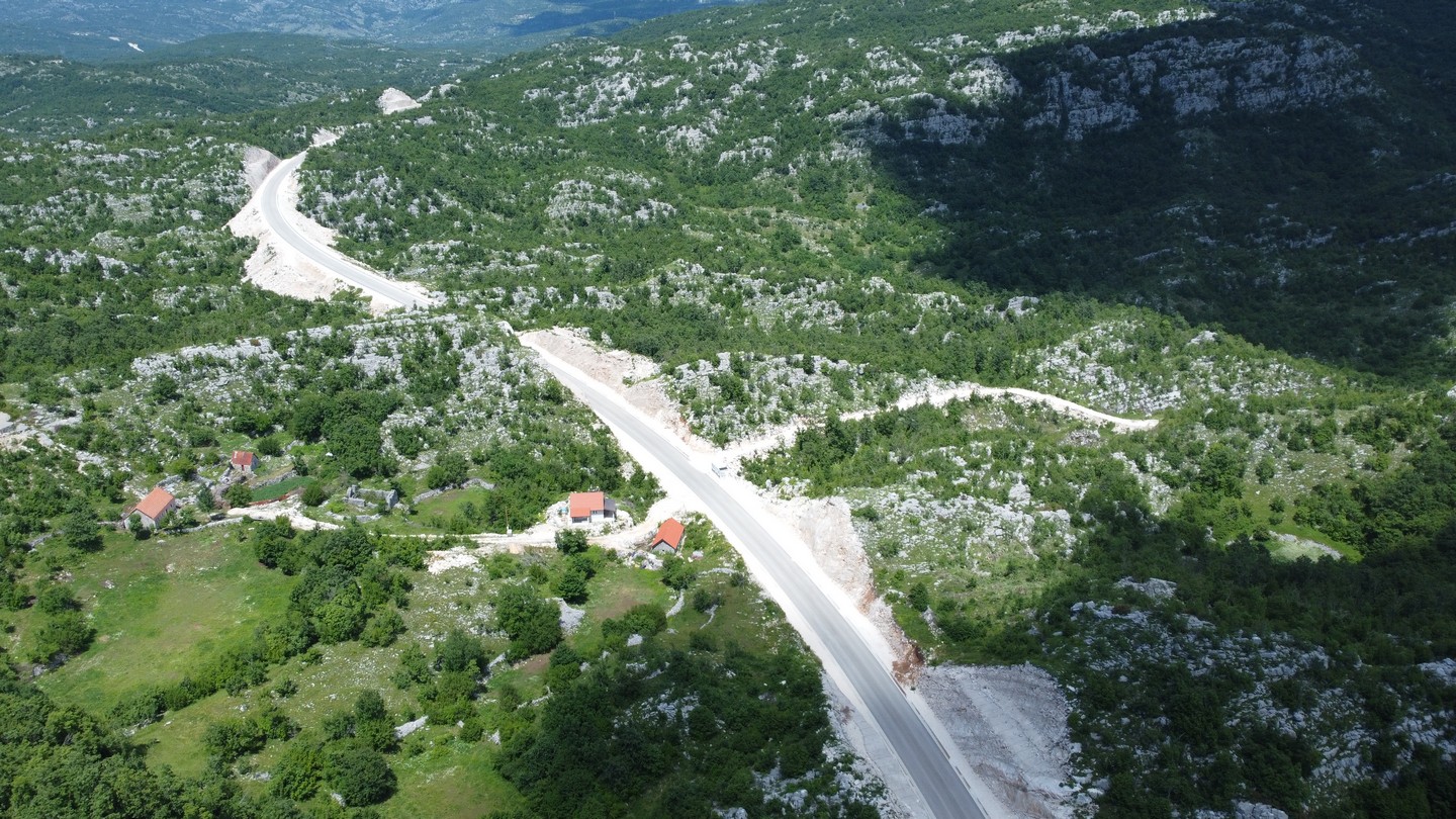 Prostrani plac sa starim ruševinama i šumom, Čevo, Cetinje