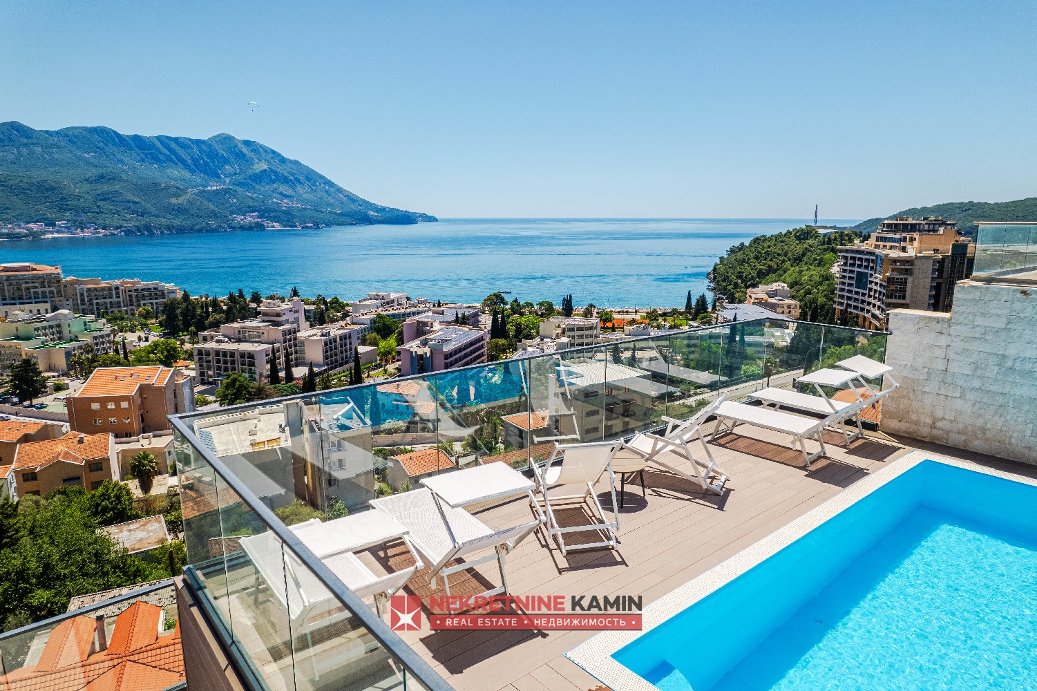 Six-Bedroom Duplex Apartment with Pool and Sea Views, Bečići, Budva