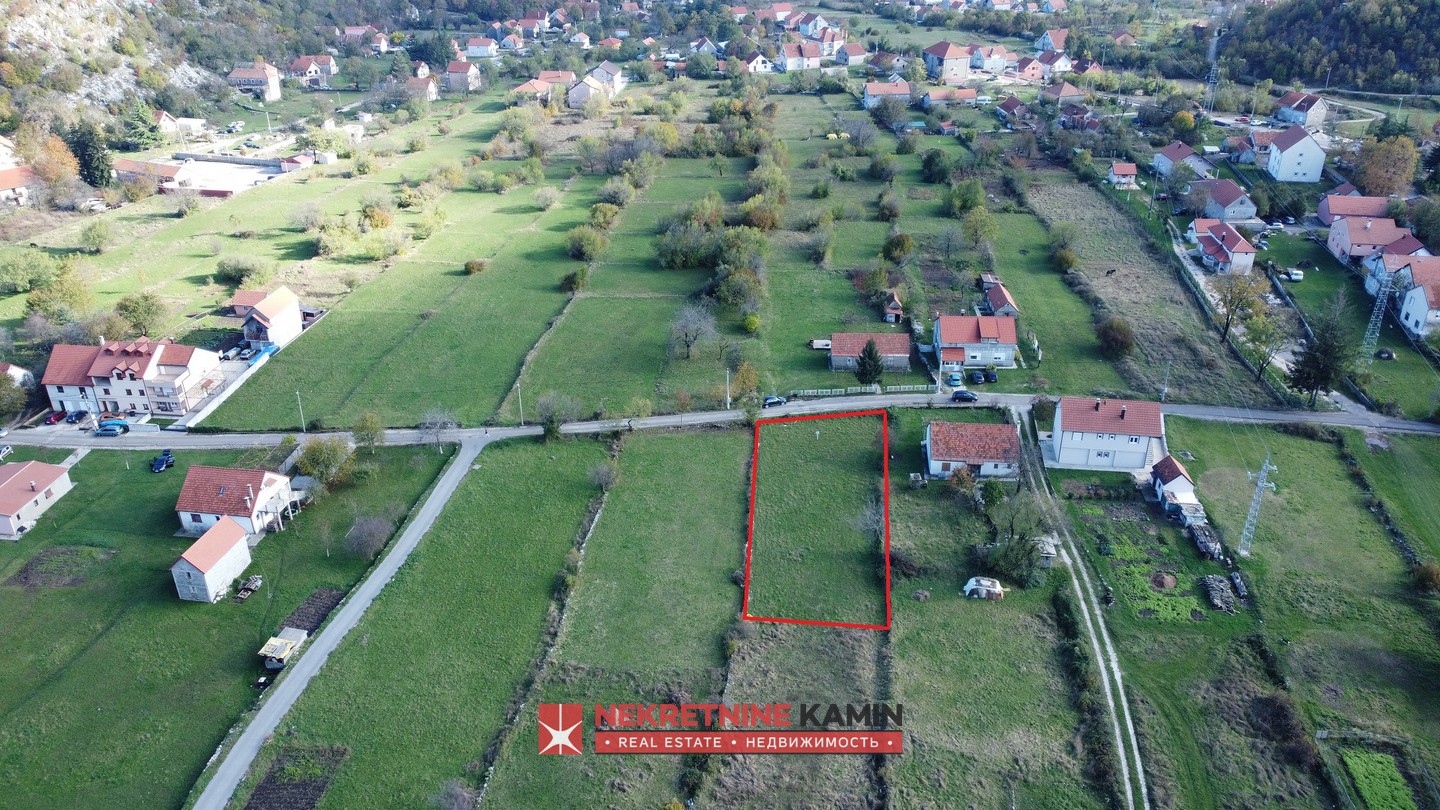 Urbanizovan plac uz put u naselju Bajice, Cetinje