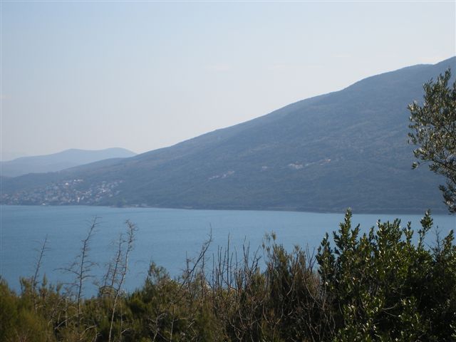 Urbanizovan plac od 1843 m² za 3 porodične vile sa pogledom na more, Kumbor