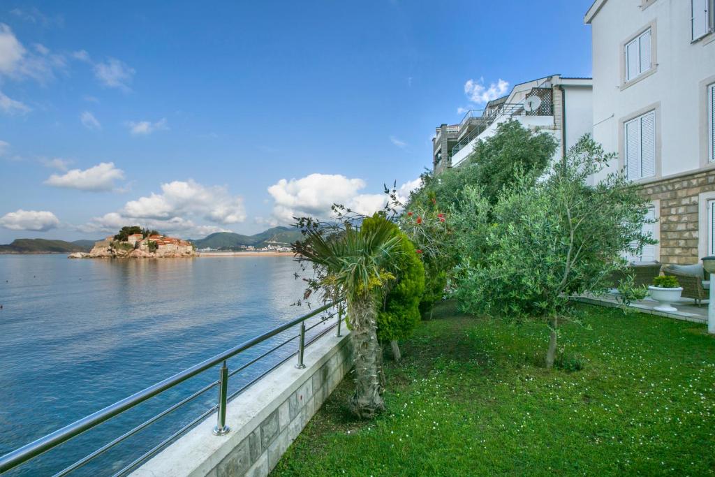 Luxury Seafront Villa Right by the Beach, Sveti Stefan