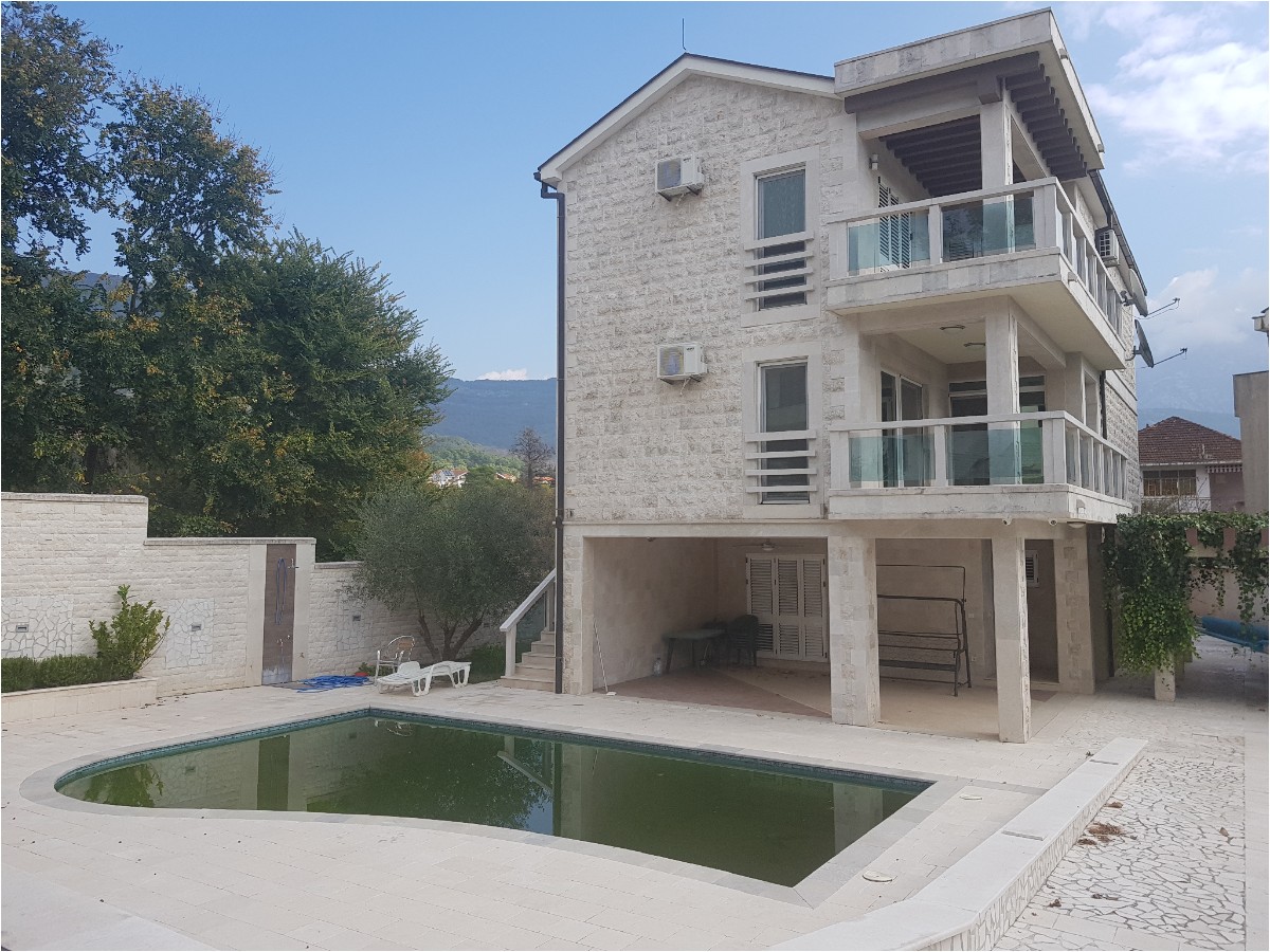 Villa with Pool on a 734 m² Plot, 300 m from the Sea, Tivat