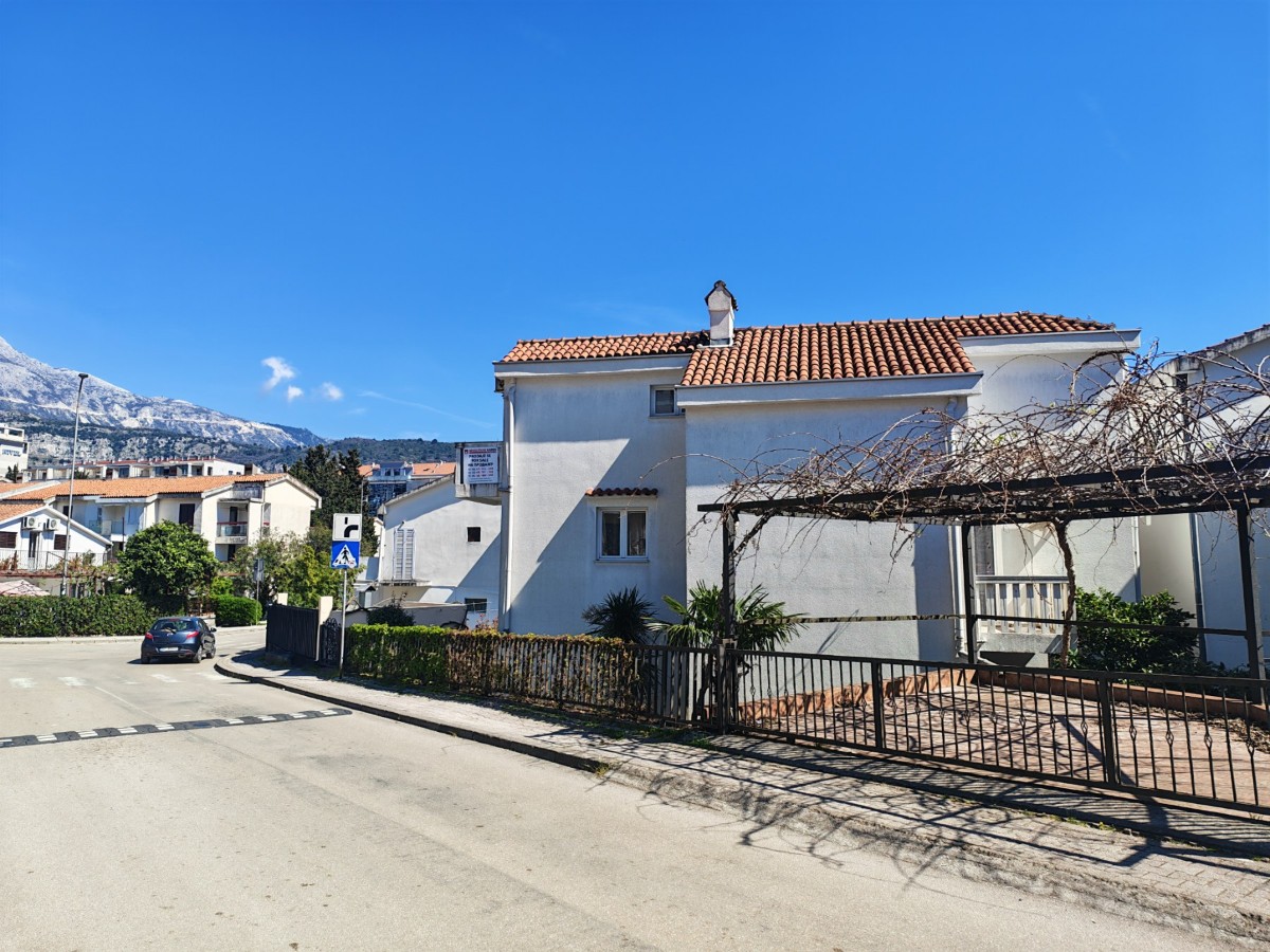 Apartment-Style House Free of Encumbrances near the Bus Station, Budva