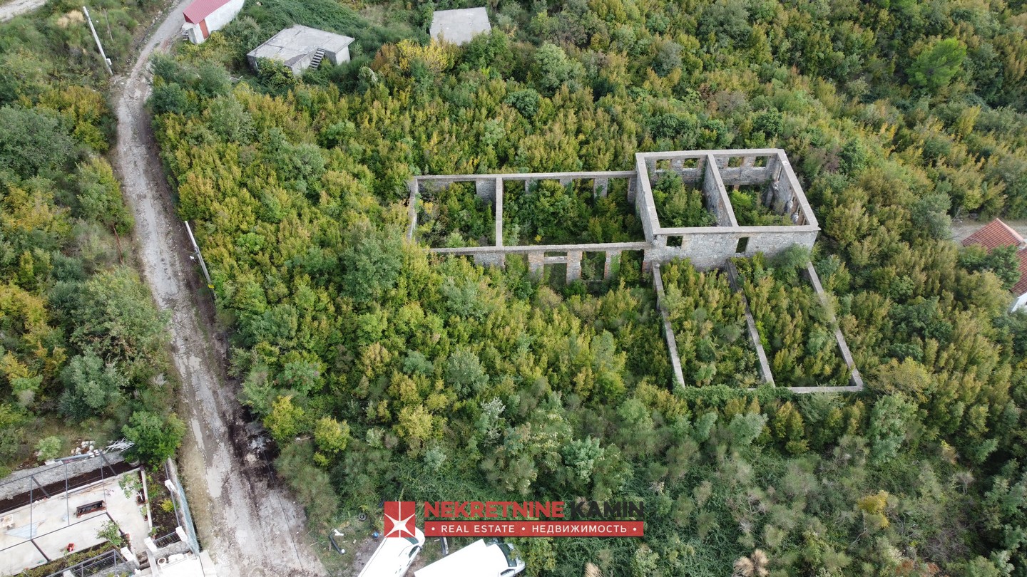 Urbanizovana parcela od 3.768 m² sa ruševinom i pogledom na more, Markovići