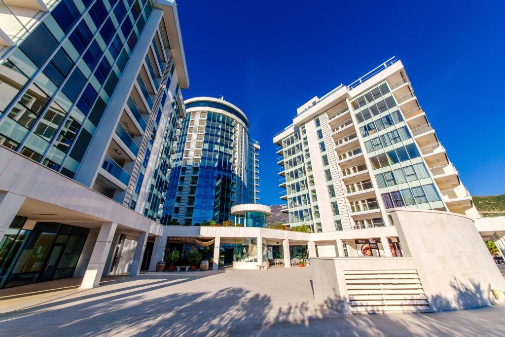 Two-Bedroom Apartment of 85 m² with Sea View, Tre Canne Complex, Budva