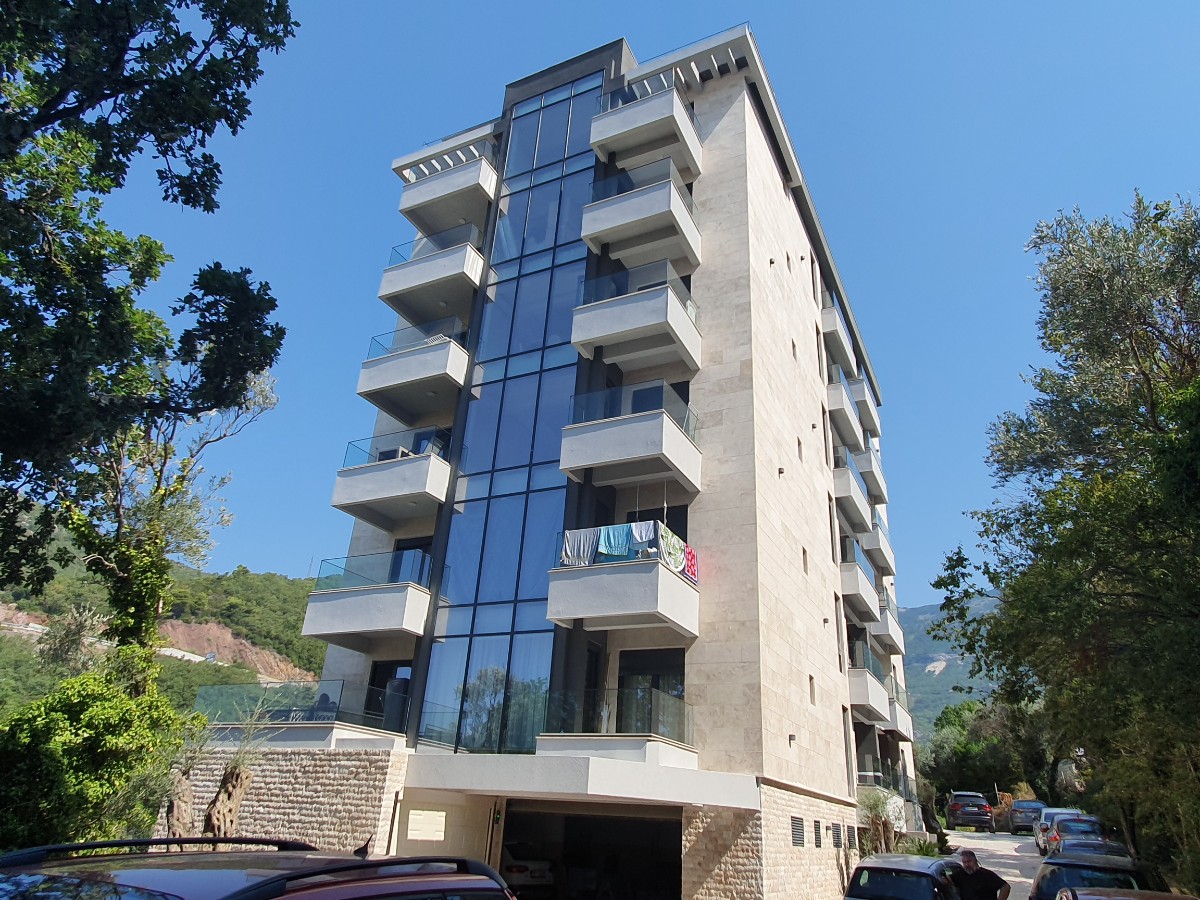 New One-Bedroom Apartment in a Building with Rooftop Pool, Bečići