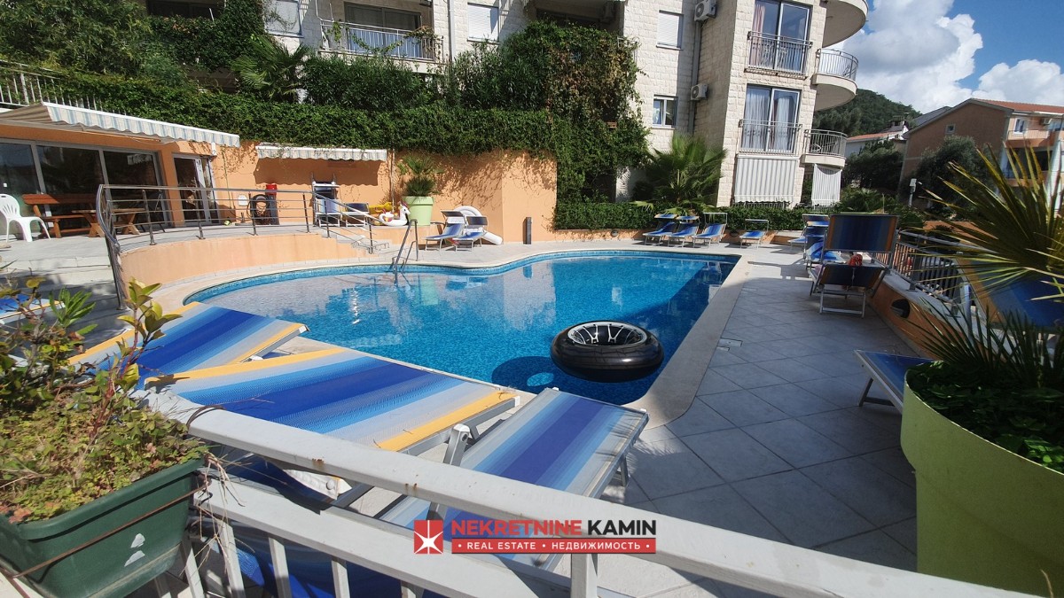 Furnished One-Bedroom Apartment in a Building with a Pool, Petrovac