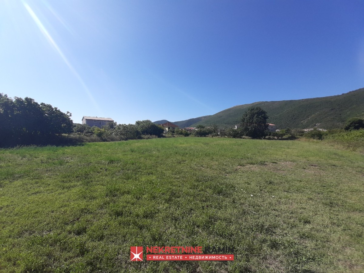 Urbanizovan plac za gradnju od 1800 m², Lastva Grbaljska