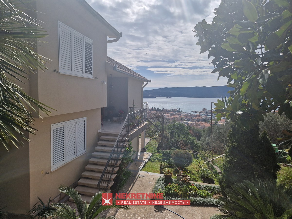 House with a 700 m² Yard and Beautiful Sea Views, Tivat