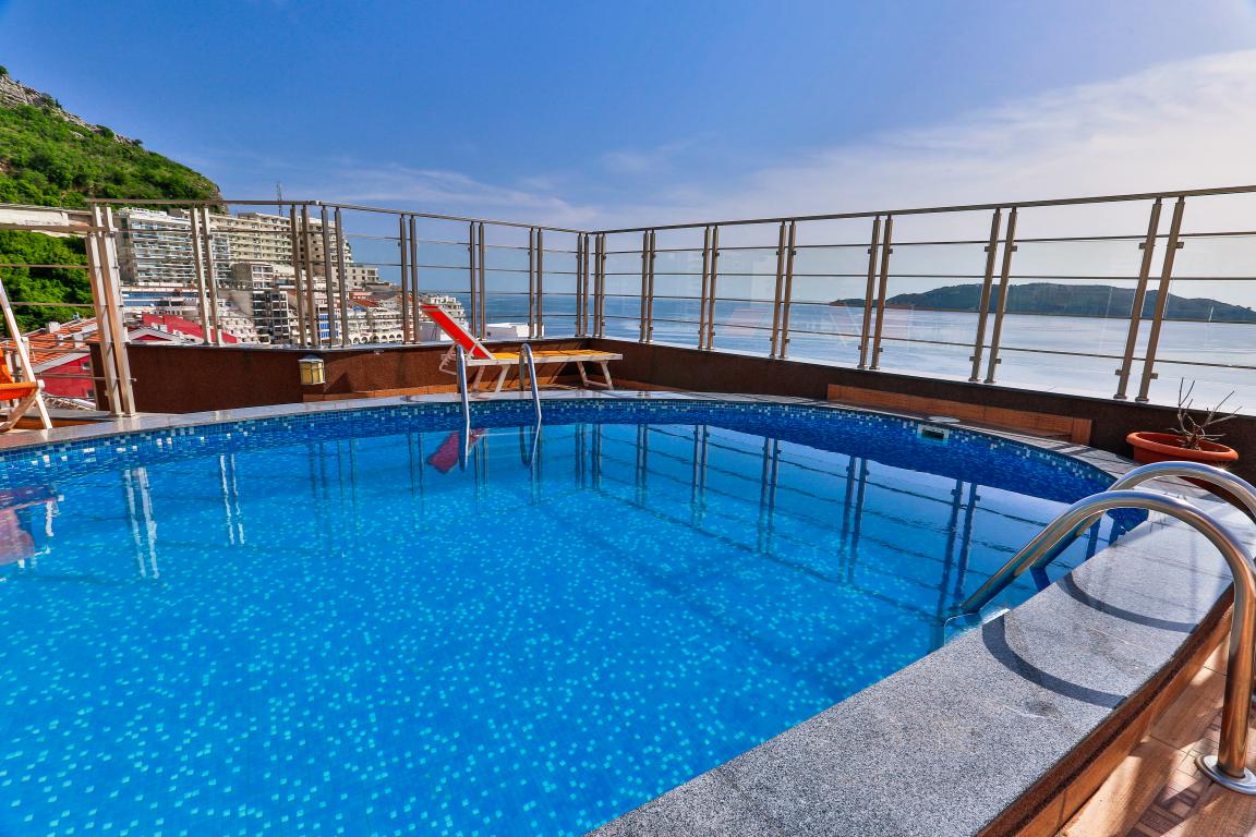 Penthouse with Three Bedrooms, Studio and Private Pool, Rafailovići