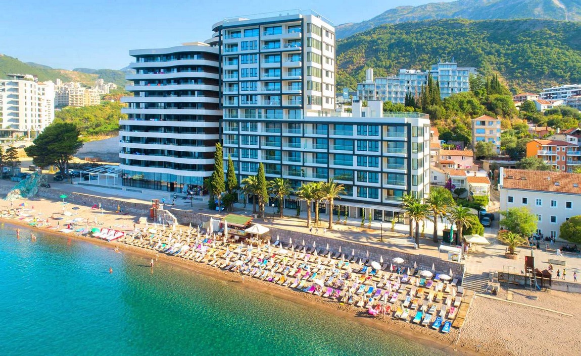Apartment in a Complex with Pool, 100 m from the Sea, with Garage, Rafailovići, Budva