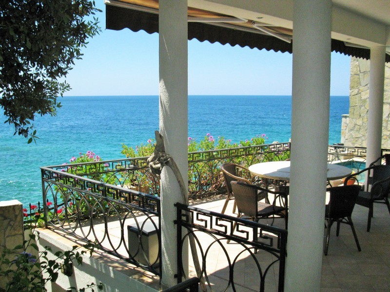 Luxury Villa with Pool on the First Line by the Sea, Utjeha, Bar