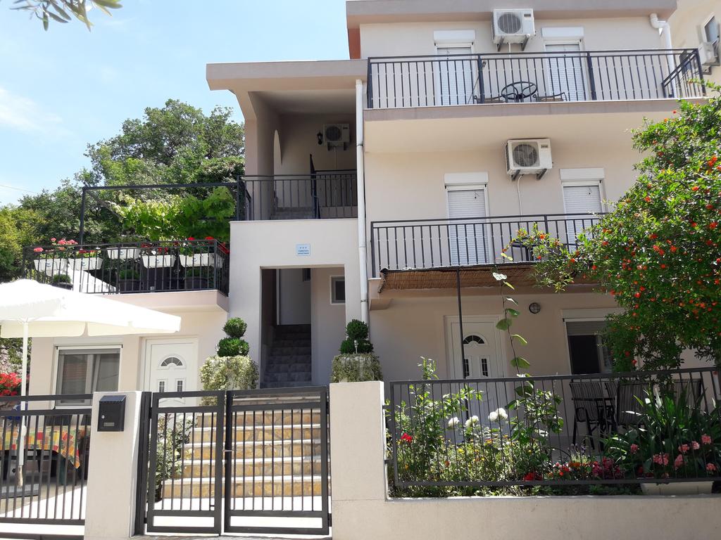 House with Apartments near Lučice Beach, Petrovac