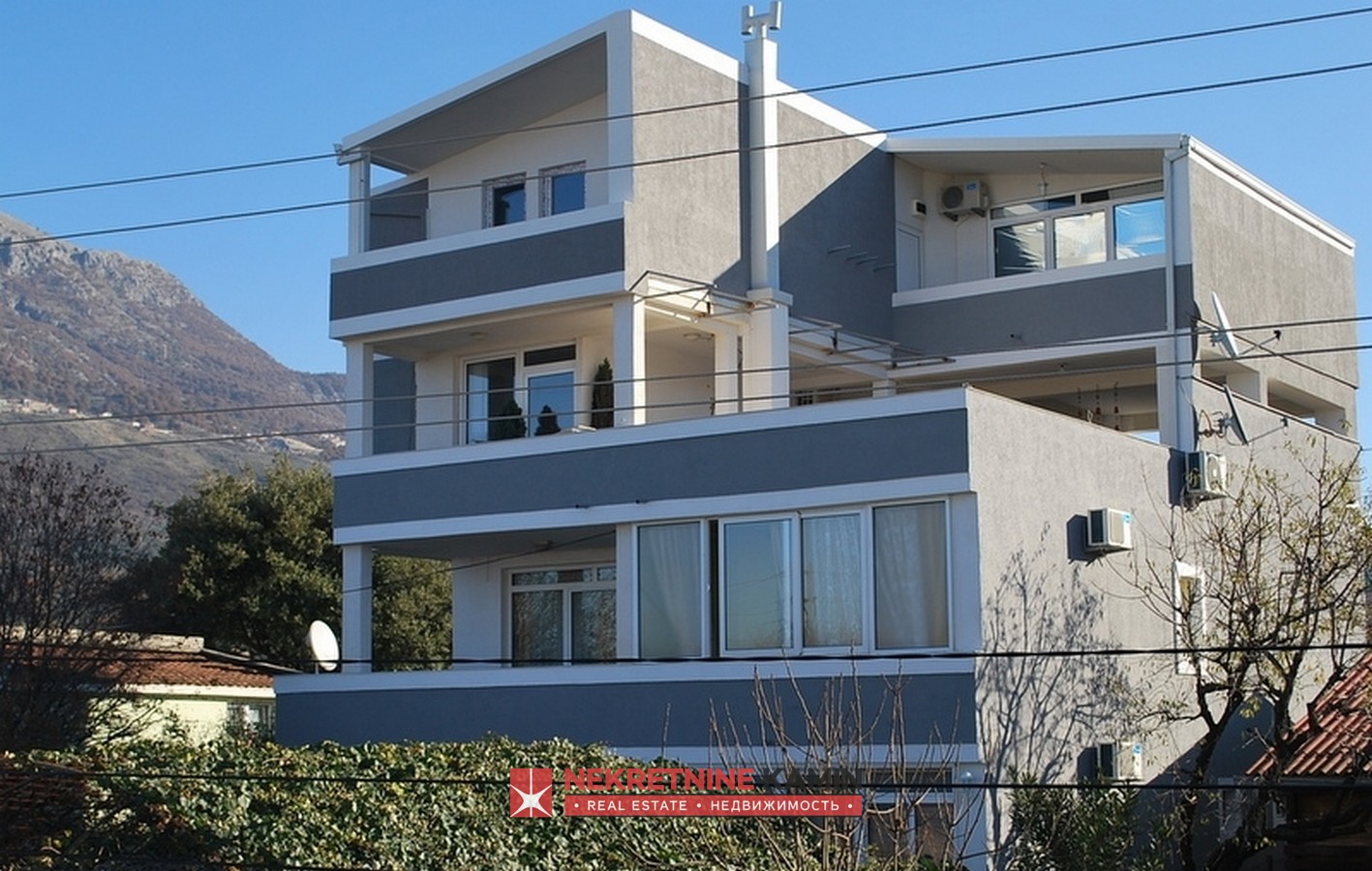 House with 8 Apartments and a Swimming Pool for Tourist Accommodation, Dobre Vode, Bar