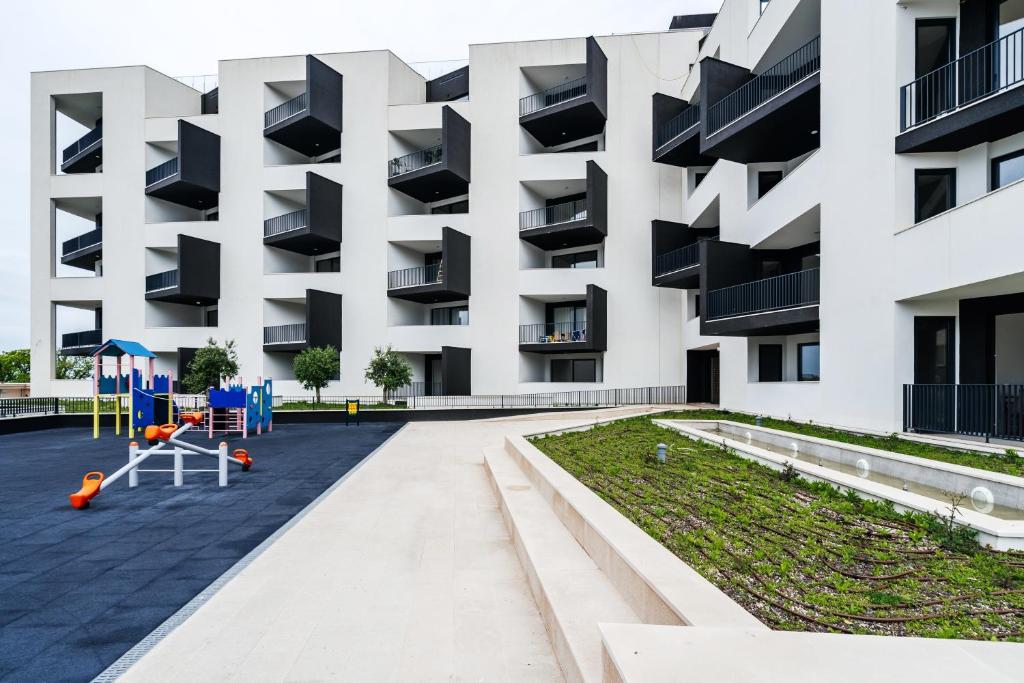 One-Bedroom Apartment in the Vuelo Sobre Complex with Rooftop Pool, Bečići, Budva